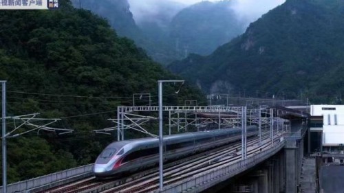 Çin’de saatte 350 kilometre hız yapılan demir yolunun uzunluğu 3 bin 200 kilometreye çıkarıldı